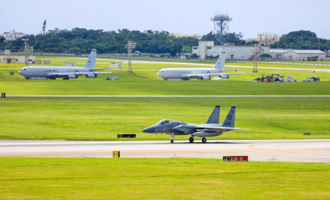 美国在东北亚基地群中，位于冲绳的基地在第一岛链中扮演重要角色。图为美军冲绳嘉手纳基地里部署的F-15战斗机。
