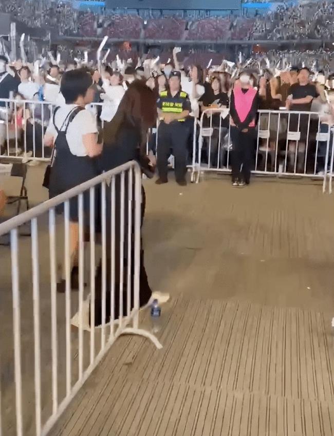 五月天演唱会偶遇周冬雨 打扮低调身材纤细