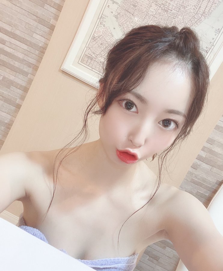 苗条纤细！ D罩杯美乳女大生「潮美舞」出道！