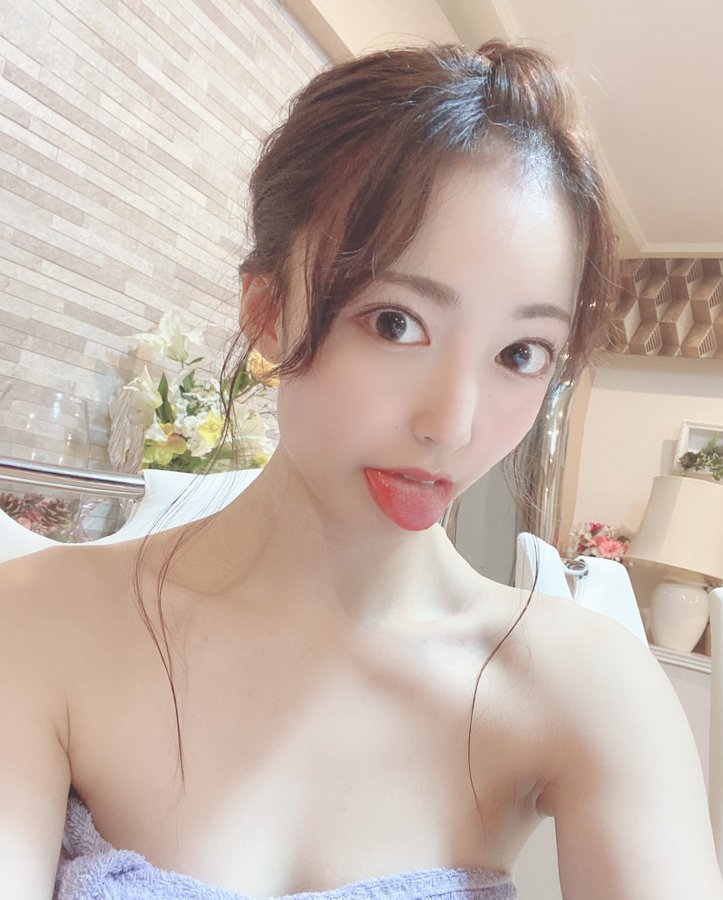 苗条纤细！ D罩杯美乳女大生「潮美舞」AV出道！