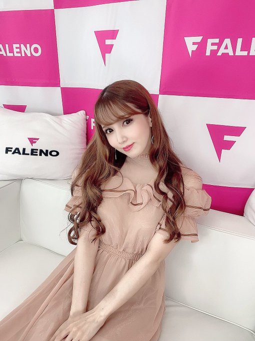 床上癖好、敏感带、交情最好的女优? 资深暗黑女神「友田彩也香」专访一次解密!
