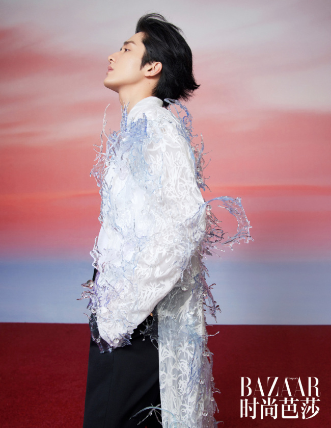 宋祖儿张新成疯狂元素城芭莎大片释出 红蓝成CP