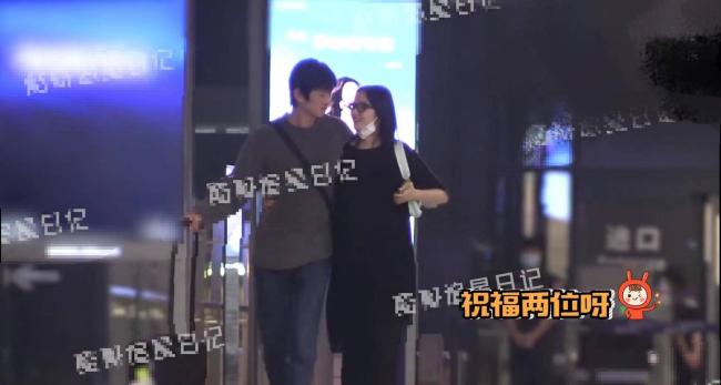 金大川雎晓雯机场拥吻 两人互搂边走边聊甜蜜有爱