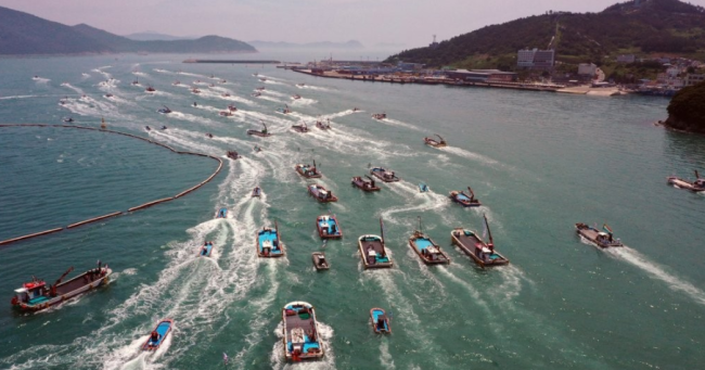 韩国200多艘渔船海上集结 抗议日本决定将福岛核污染水排海