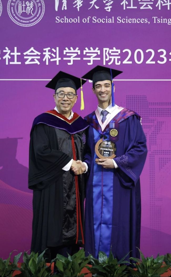 韦唯大儿子清华硕士毕业 和女友十指紧扣秀恩爱