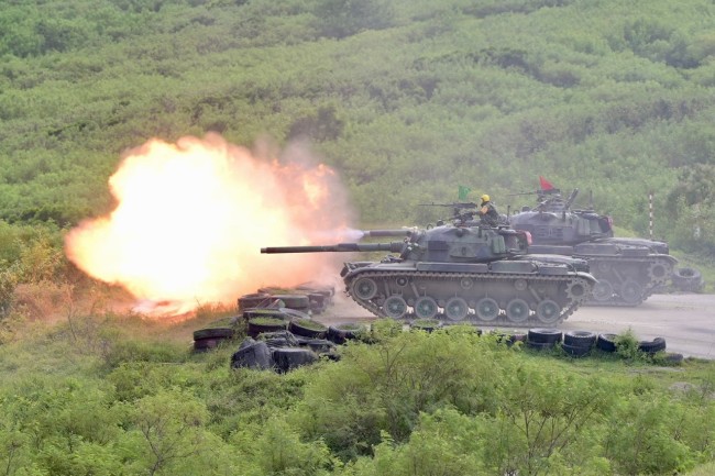▲2022年9月，台湾举行的一次军事演习中，一辆CM-11勇虎主战坦克在开炮。