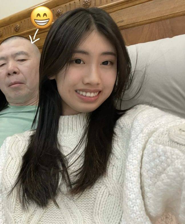 冯小刚17岁养女晒写真大片 穿黑色吊带裙身材纤细