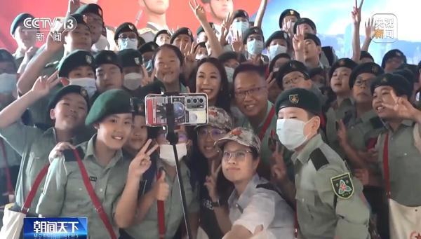 这一幕真暖！香港市民为官兵撑伞