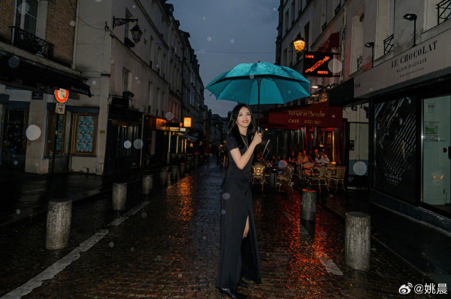 姚晨穿黑裙露美腿 雨中撑伞氛围感拉满