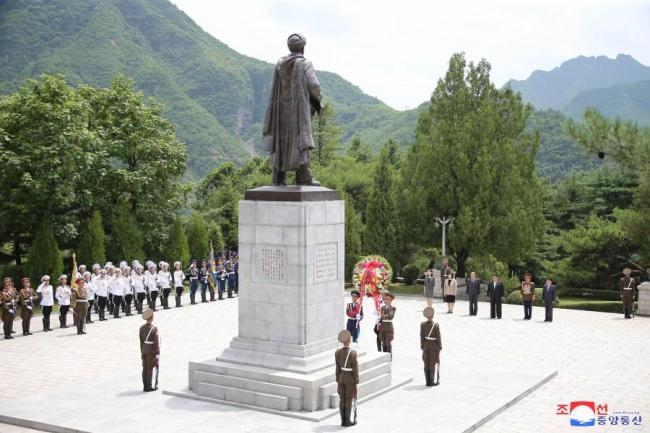 金正恩拜谒中国人民志愿军烈士陵园