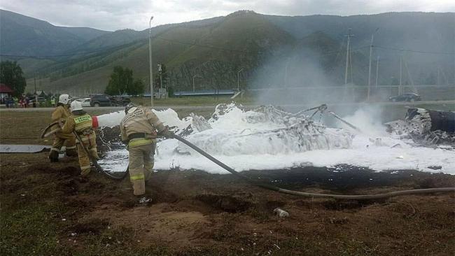 俄罗斯一直升机着陆时撞上输电线，起火坠毁致6死9伤，1人安然无恙