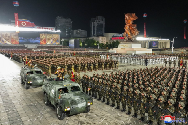 外媒：朝鲜夜间阅兵展示新型武器装备，包括新型洲际弹道导弹及无人机