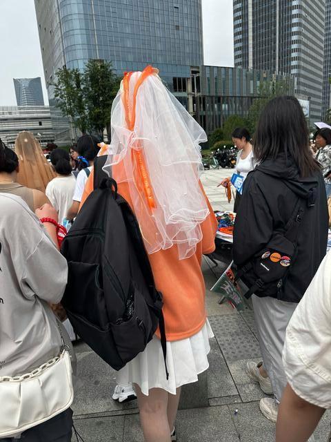 粉丝戴头纱去见TFBOYS 都是女孩子最美好的回忆