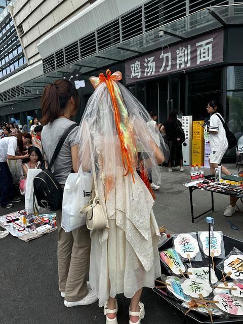粉丝戴头纱去见TFBOYS 都是女孩子最美好的回忆