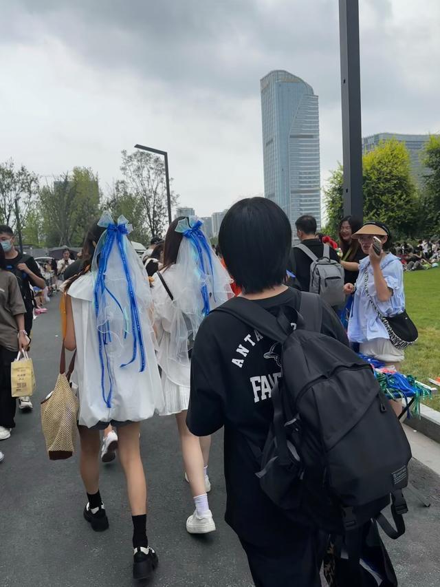 粉丝戴头纱去见TFBOYS 都是女孩子最美好的回忆