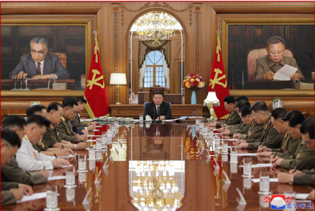 韩媒：​“金正恩用手指指着首尔举行军事会议”