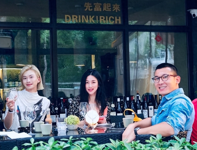 朱珠和老公带女儿街头夜骑 王珠宝戴头盔乖巧可爱