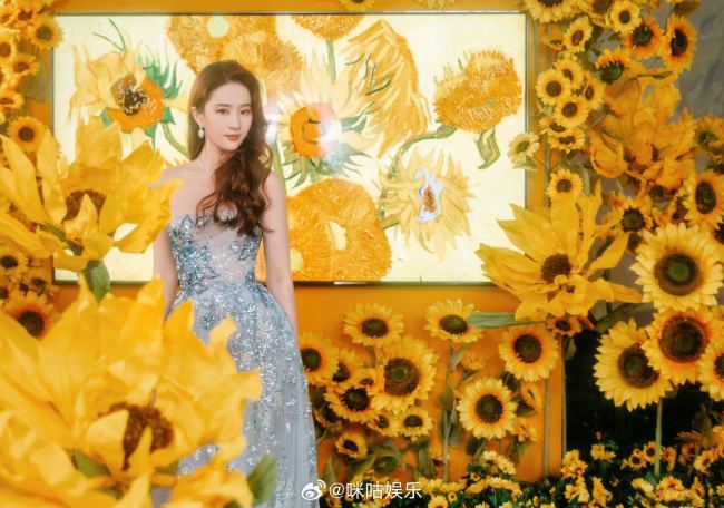 刘亦菲穿水蓝礼裙优雅大气 置身向日葵展览美如画
