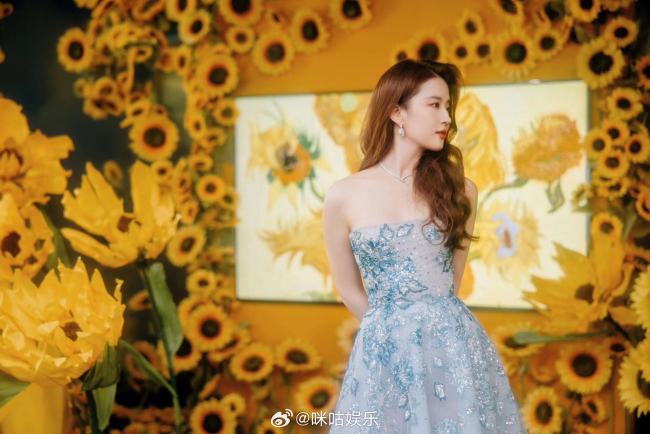 刘亦菲穿水蓝礼裙优雅大气 置身向日葵展览美如画