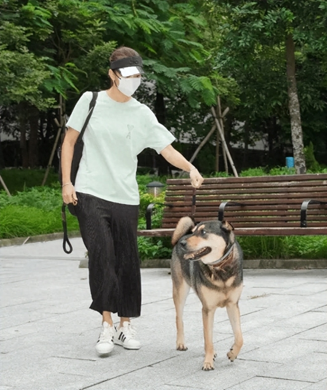 黄心颖婚后首亮相钻戒显眼 老公护妻心切硬刚记者