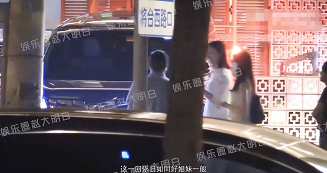 李亚鹏夫妇带李嫣聚餐 三人有说有笑亲热挽手