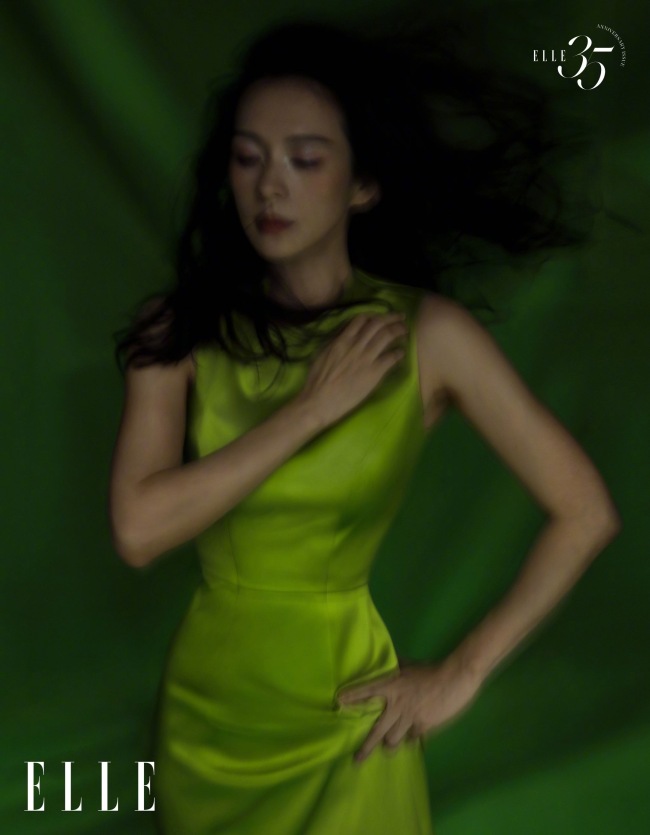 章子怡ELLE35周年封面释出 心有猛虎细嗅蔷薇