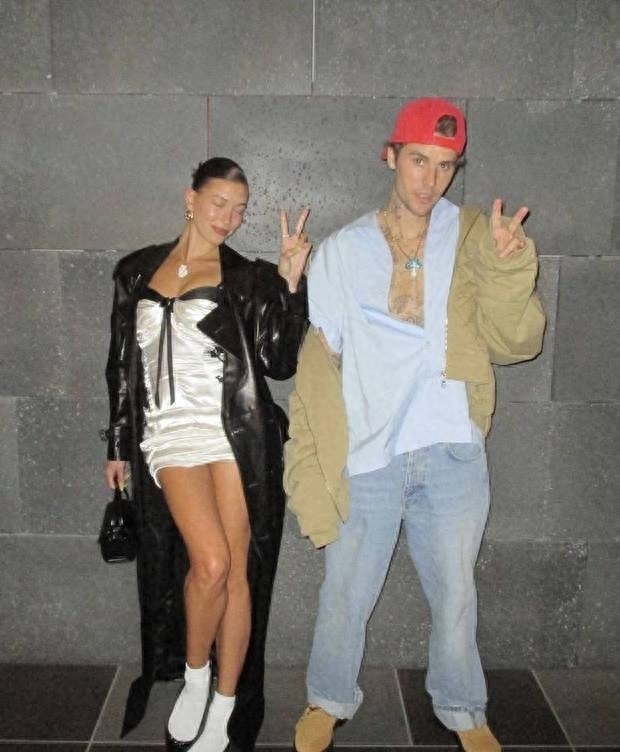 海莉庆与比伯结婚五周年 两人亲吻贴贴好甜蜜