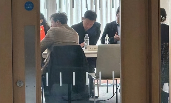 张译现身都柏林孔子学院 与粉丝挥手微笑儒雅温柔