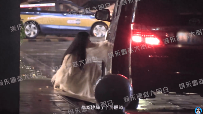 张雨绮雨天脚滑摔跤被拍 神色淡定迅速起身