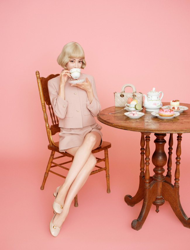 迪丽热巴穿裸粉色套装喝下午茶 优雅又淘气
