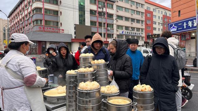 俄罗斯人组团逛黑河早市 互免签激发出境游