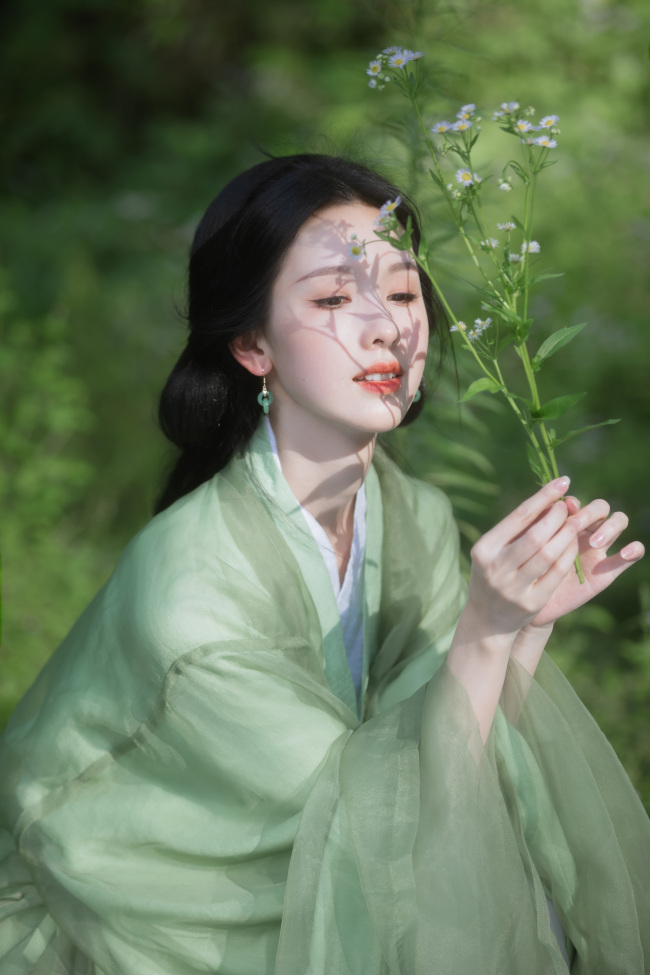 陈都灵绿衣古装写真 化身山林仙子清新脱俗