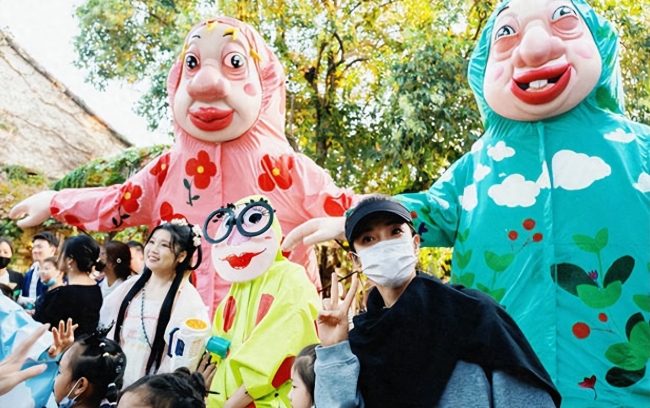 李冰冰晒乌镇街拍 戴棒球帽着灰色卫衣松弛感满满