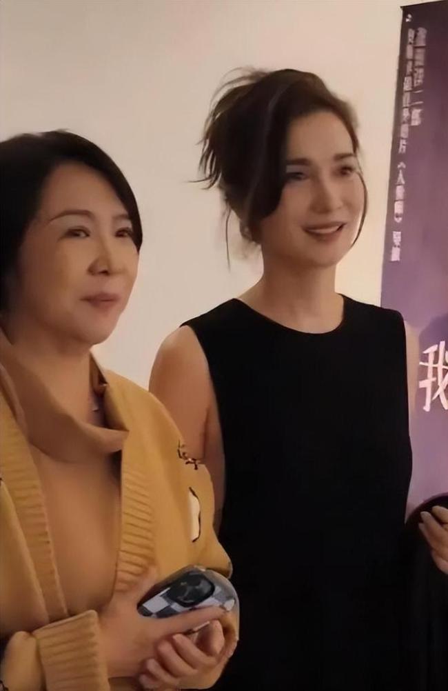 卢靖姗带女儿度假 素颜与粉丝合影黑眼圈雀斑明显