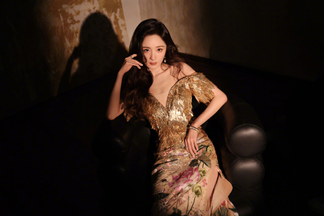 杨幂身穿鎏金礼服美艳动人 露香肩美腿吸睛