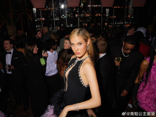 谷爱凌黑色挂脖短裙出席盛典 身材丰腴美腿吸睛