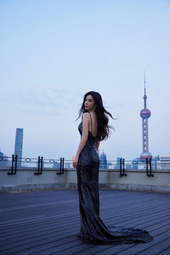 孟子义穿黑色露背长裙现身黄浦江边