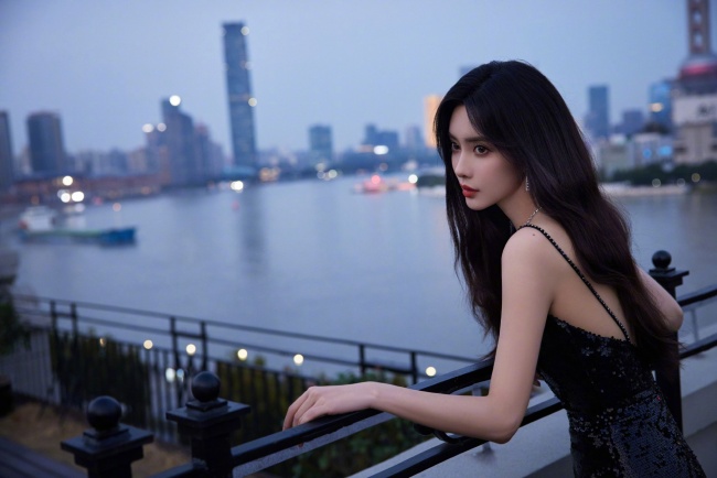 孟子义穿黑色露背长裙现身黄浦江边