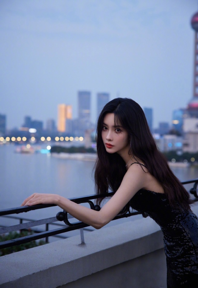 孟子义穿黑色露背长裙现身黄浦江边