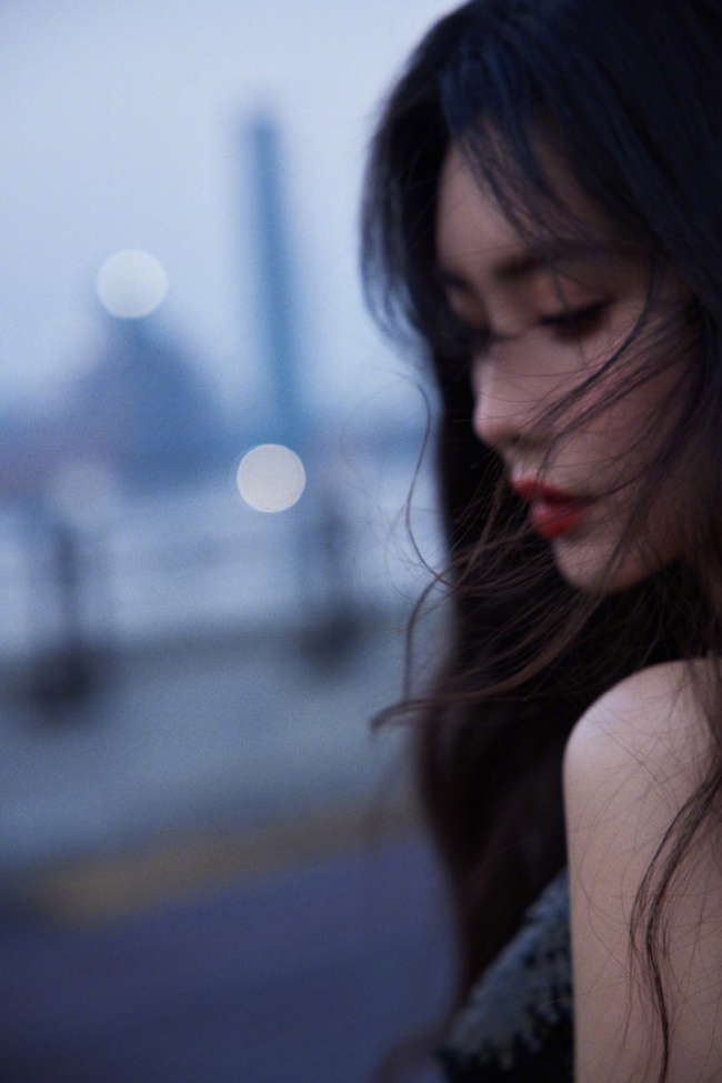 孟子义穿黑色露背长裙现身黄浦江边