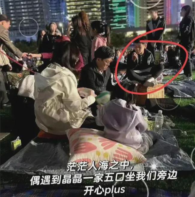 霍启刚儿子拎8袋衣服给流浪汉 肢体接触暴露品行