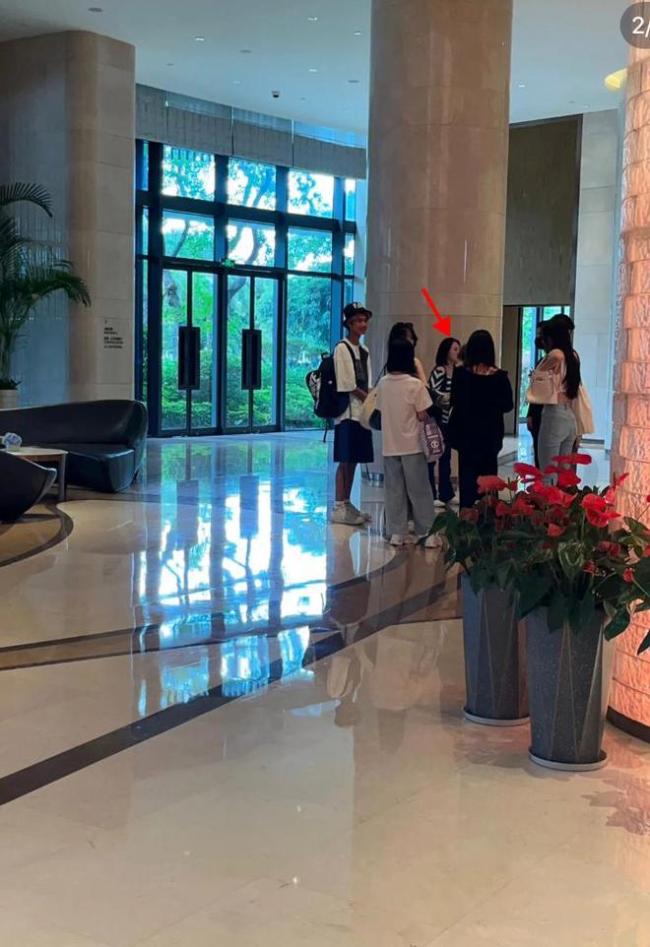 许雅钧与美女去夜店！小S拒绝回应，美女说不认识