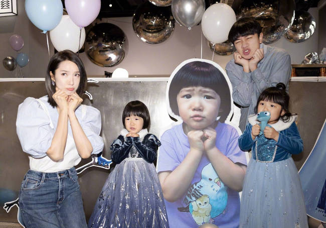王祖蓝为小女儿庆生 晒一家四口合照 