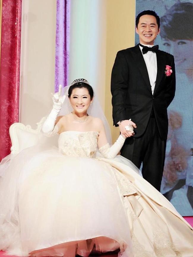 妹妹曝Selina近状：享受当妈 与小男友没结婚规划