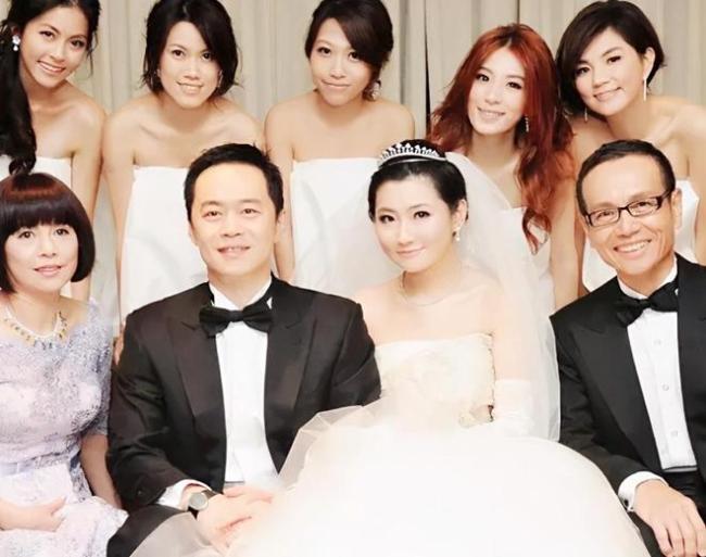 妹妹曝Selina近状：享受当妈 与小男友没结婚规划