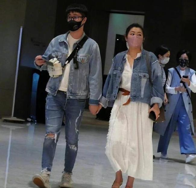 妹妹曝Selina近状：享受当妈 与小男友没结婚规划