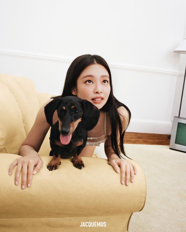 Jennie穿红裙娇艳欲滴 与狗狗玩自拍