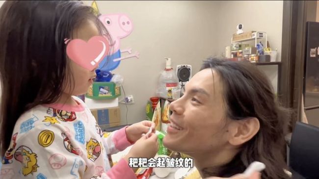 向佐卡点为郭碧婷庆40岁生日 女儿罕见露侧颜