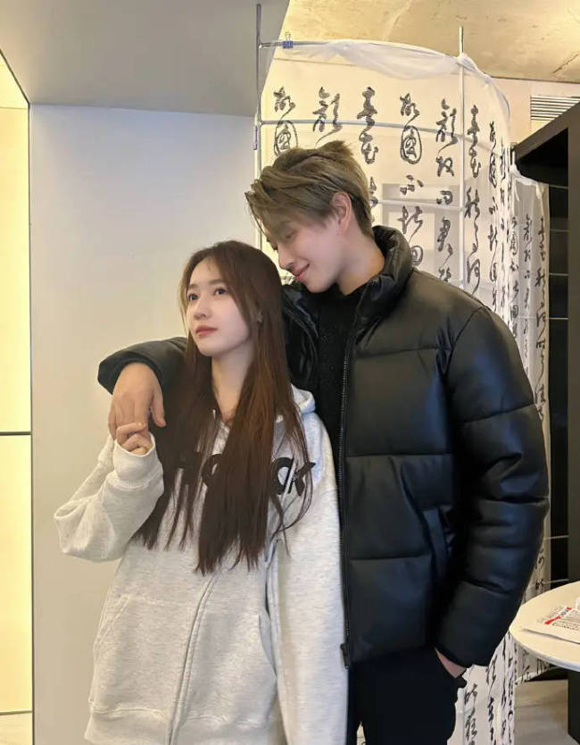 秦牛正威晒与未婚夫合照 高颜值情侣好嗑又养眼