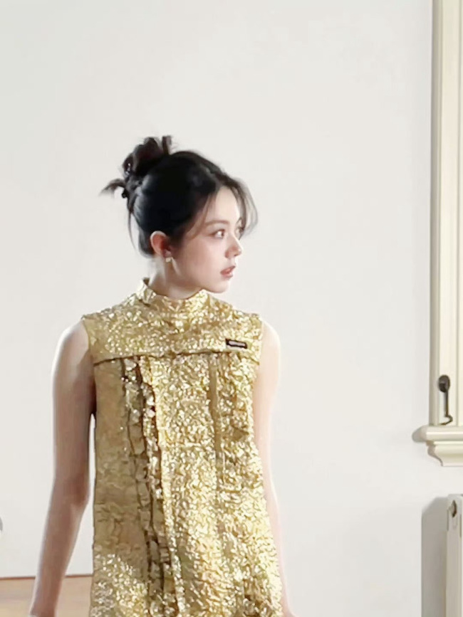 赵今麦穿无袖鎏金裙 眼神灵动少女感十足